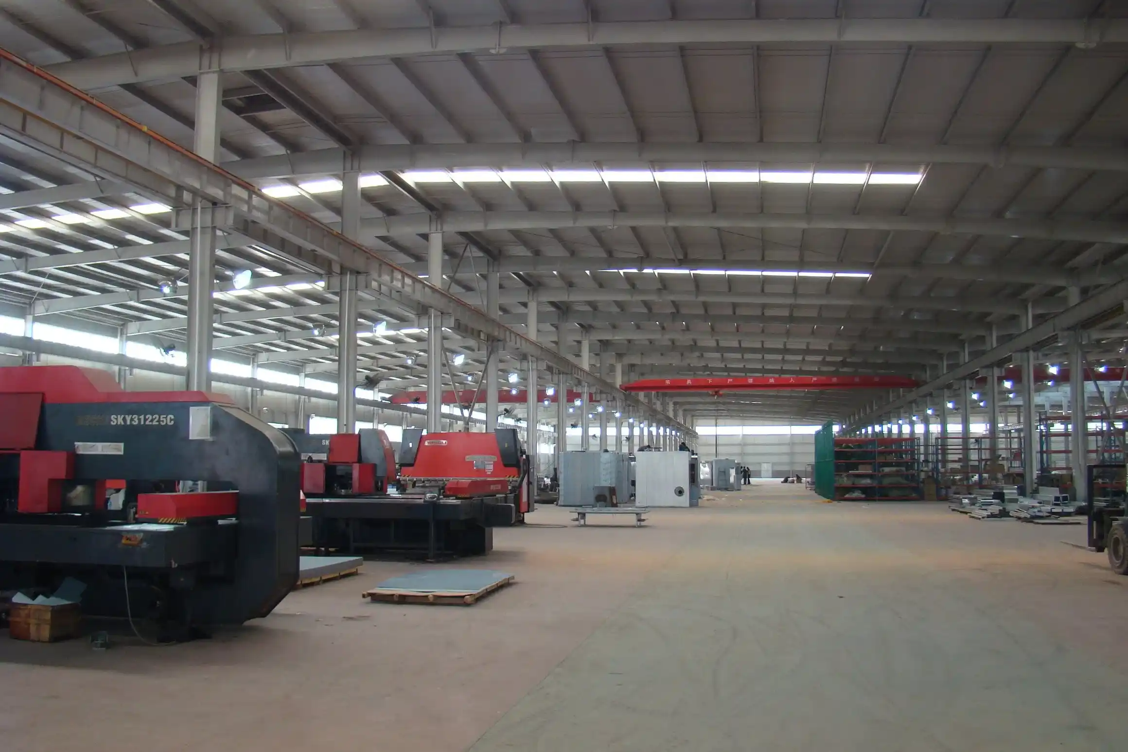 Línea de montaje automatizada para una producción eficiente de mezcladores de pienso